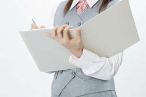 女性が仕事を確認している画像