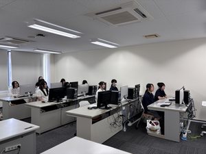 富山県立雄峰高等学校の生徒が体験授業を受けました。